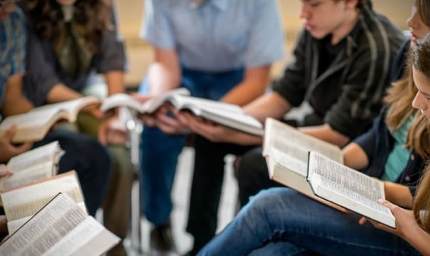 Estudo bíblico. (Foto: northfitzroyadventist.com)