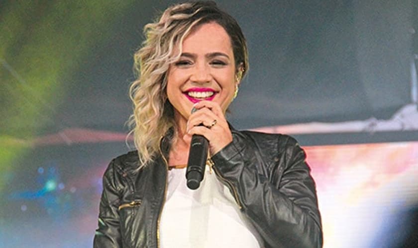 Daniela Araújo é cantora e compositora. (Foto: Comunhão)