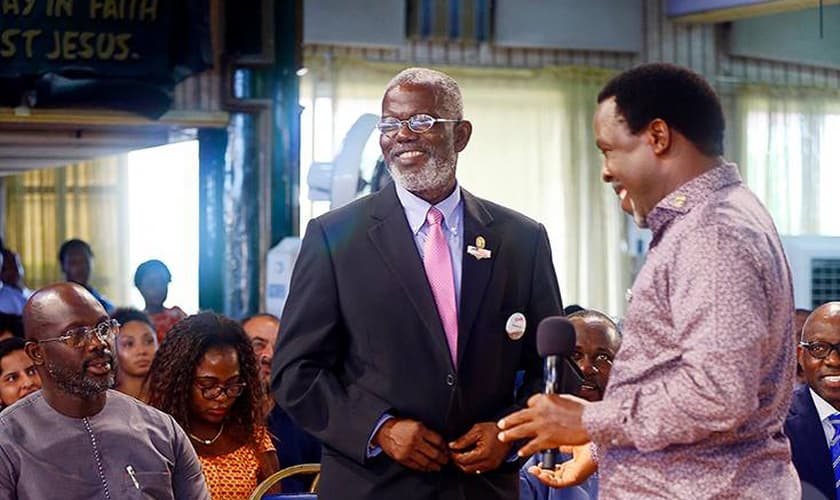 O candidato a presidente foi recebido pelo pastor TB Joshua em sua igreja. (Foto: Reprodução/Facebook/TB Joshua Ministries)