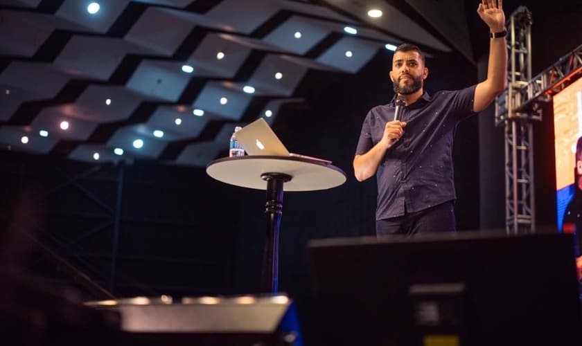 Leandro Vieira falou a milhares de pessoas na Conferência JesusCopy 2017. (Foto: Reprodução/Facebook/JesusCopy)