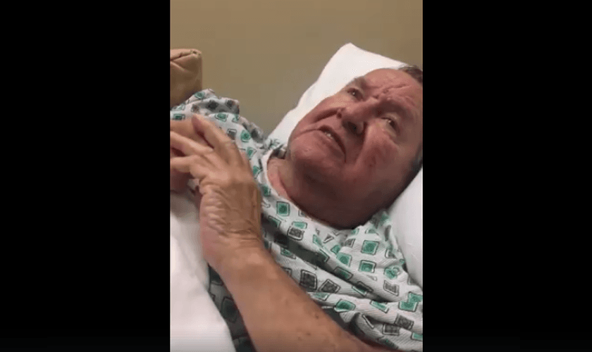 Idoso com alzheimer ouviu neta louvando a Deus e recupera memória. (Foto: Reprodução/Facebook)