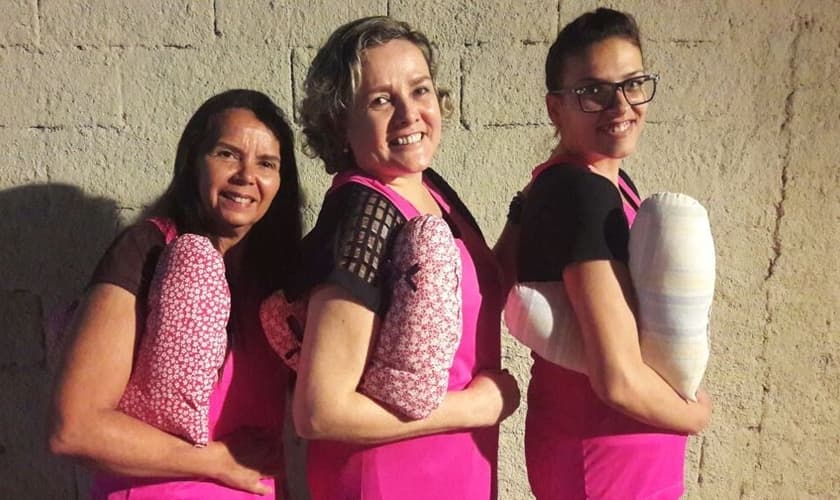 Ana Lúcia (centro) usou a almofada em seu tratamento e quer presentear outras pacientes. (Foto: Arquivo Pessoal)