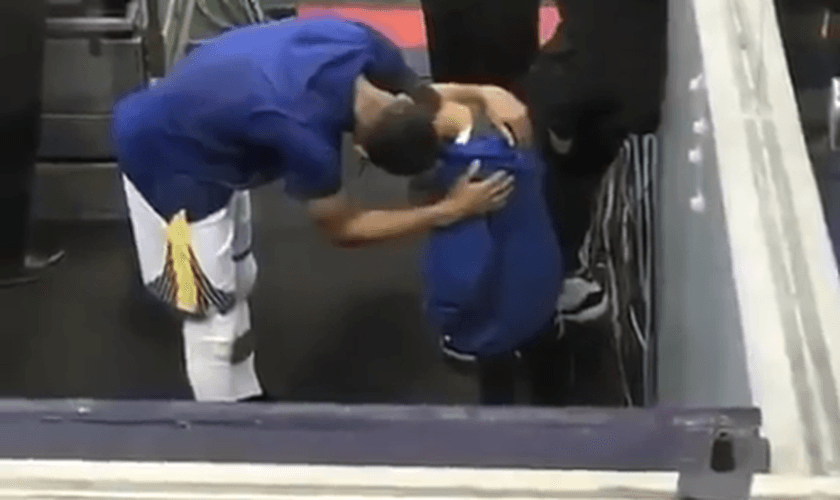 Stephen Curry fez uma oração pelo sobrinho de seu adversário que estava em luto. (Foto: Reprodução/Twitter)