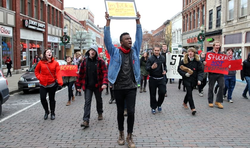 Protesto de estudantes de uma universidade em Ohio, nos Estados Unidos. (Foto: Daniel Rader)