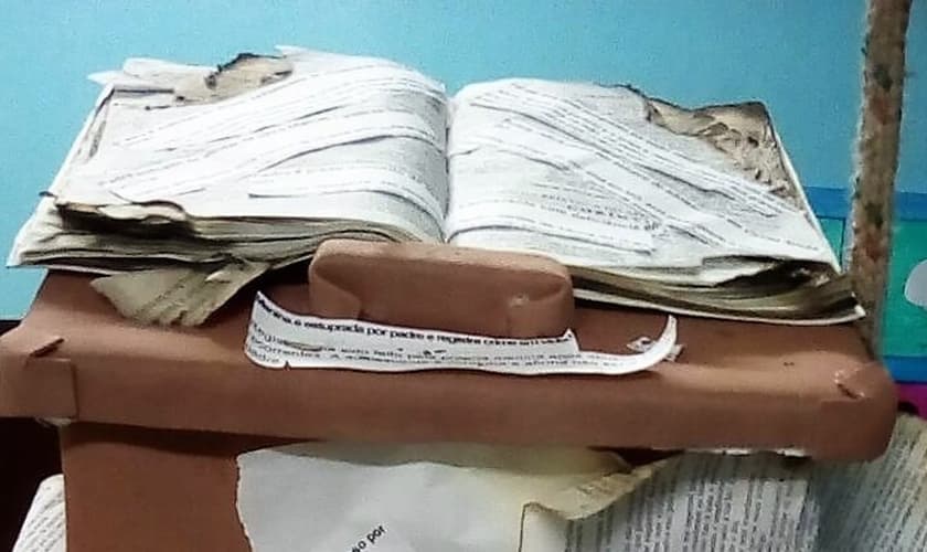 Bíblia queimada tem manchetes de abusos sexuais cometidos por pastores e padres coladas nela. (Foto: Portal Cambé)