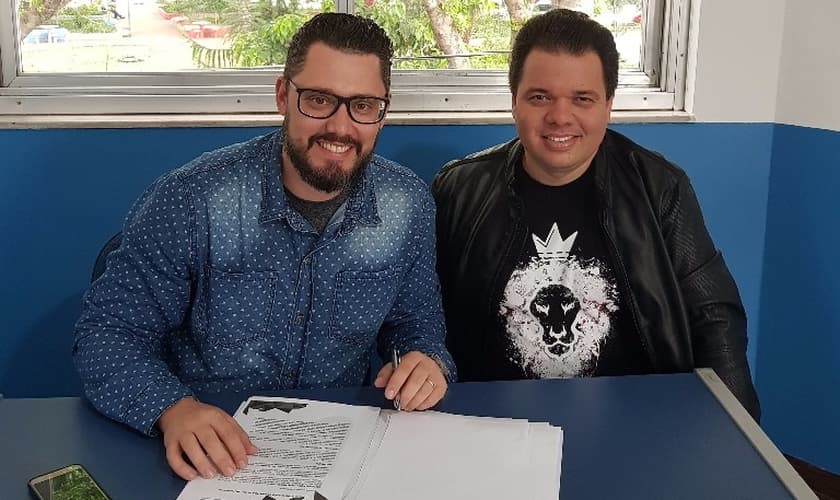 Chris Boni no momento da assinatura de contrato com Ricardinho Carvalho, diretor da Nova Fase Music (Foto: Divulgação).