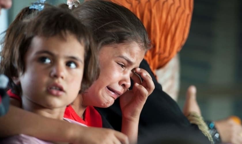 Crianças iraquianas choram durante resgate em helicóptero militar, em Bagdá. (Foto: Reuters)