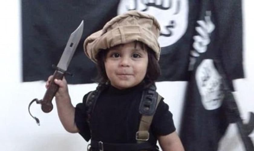 Garoto de três anos segura faca nas mãos e é filmado pelos próprios pais. (Foto: Daily Mail)