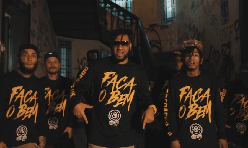 Dirigido pela agência Code Visual, o clipe conta com as participações especiais. (Foto: Reprodução).