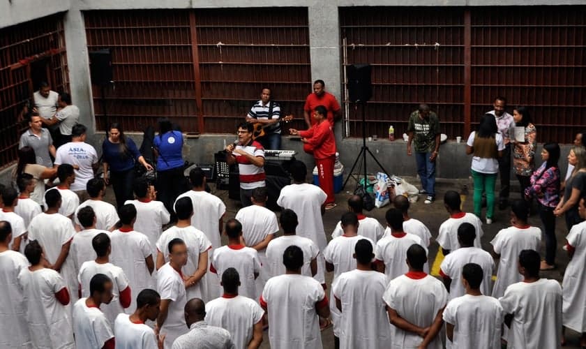 O batismo foi realizado no presídio José Maria Martinho Drumond, em Ribeirão das Neves (MG). (Foto: Jean Assis).