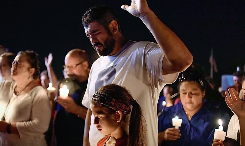Pessoas participam de vigília, orando pelas famílias e sobreviventes do massacre na Primeira Igreja Batista de Sutherland Springs. (Foto: Reuters/Mohammad Khursheed_