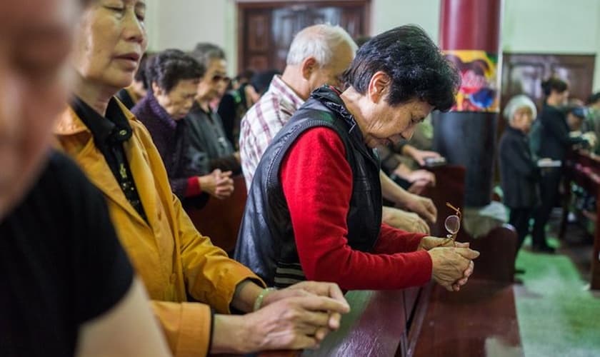Cristãos participam de culto em igreja da China. (Foto: New York Times)