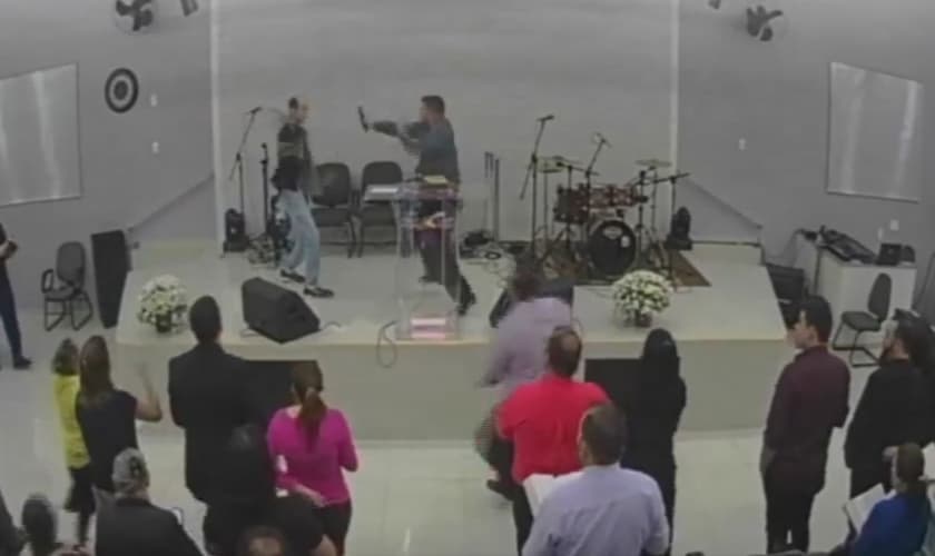 No vídeo pode-se ouvir os gritos dos fiéis durante a investida contra o líder. (Foto: Reprodução).