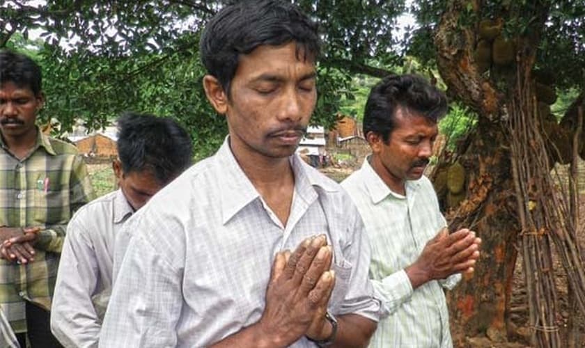 Cristãos oram em Kandhamal, India. (Foto: Barnabas Aid)