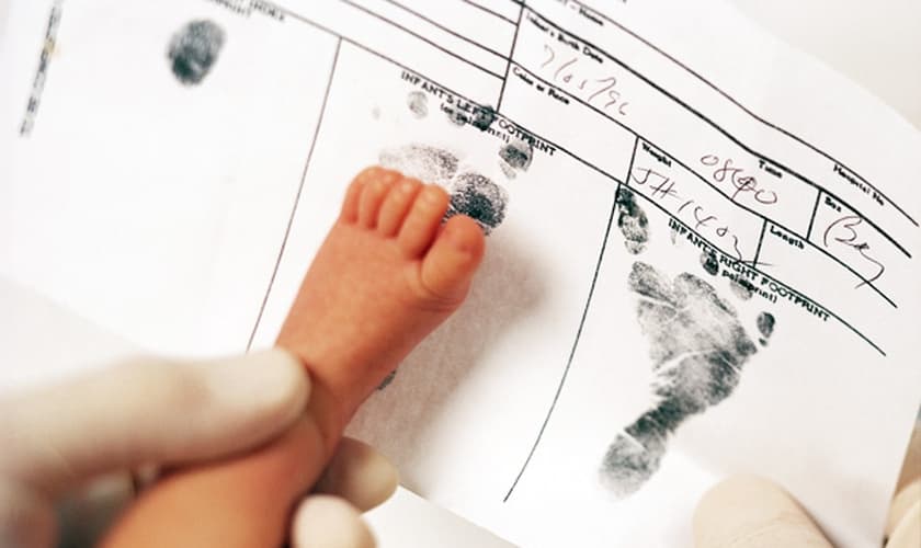 Bebê recebendo seus primeiros registros após, exames iniciais no hospital. (Foto: life.hu)