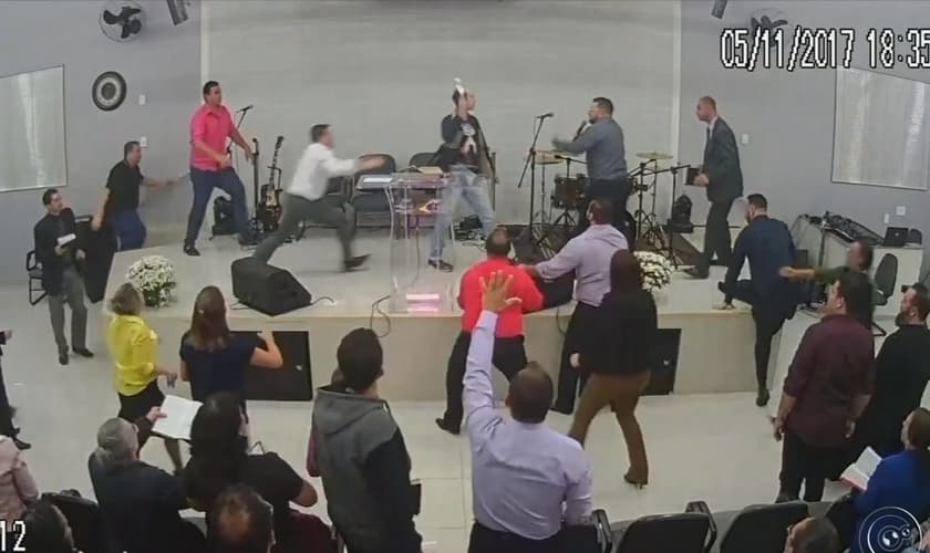 Culto em que o pastor sofreu a tentativa de esfaqueamento foi transmitido ao vivo. (Foto: Reprodução/Facebook)