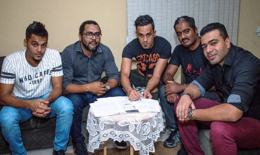 A banda é formada pelo vocalista Adriano Carmo, os guitarristas Jeff Viveiros e Wellington Duellis, o baixista Fernando Reis e o baterista Matheus Carmo. (Foto: Divulgação).