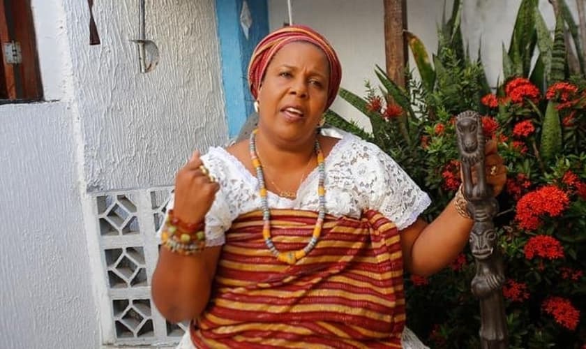 Jaciara Ribeiro se apresenta como ialorixá, termo que faz referência à autoridade de um terreiro, mais conhecida como "mãe de santo". (Foto: UOL)