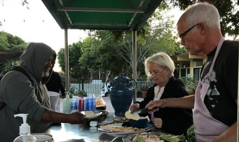 Morador de rua recebe refeição em espaço organizado pela Igreja Metodista Unida, em Malibu. (Foto: Orange County Register)