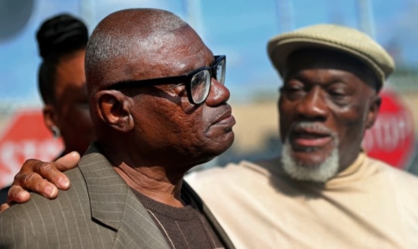 Wilbert Jones falando aos repórteres após deixar a prisão ao lado de seu irmão, Plem Jones. (Foto: Gerald Herbert/Associated Press)