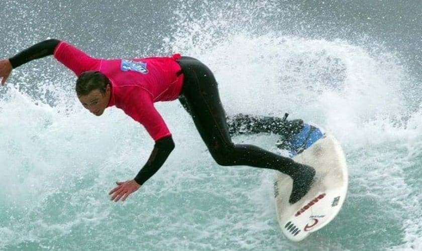 O surfista John McCarthy deixou sua carreira para ser pastor. (Foto: Reprodução)