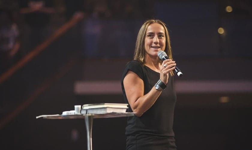 Christine Caine acredita que fomos criados para viver livres em Cristo. (Foto: Reprodução).