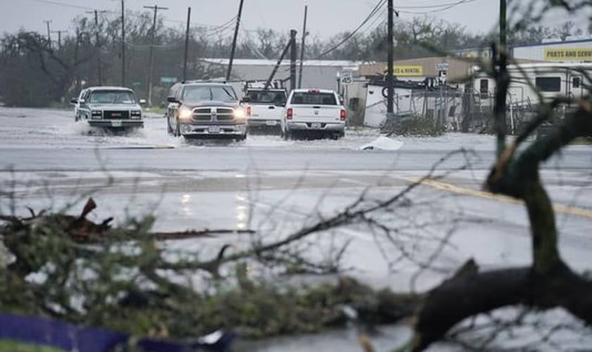 Imagem ilustrativa. Meninas sobrevivem à destruição provocada por tornado. (Foto: Darren Abate/EPA)