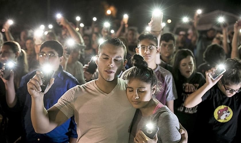 População se reúne em vigília após atirador ter matado 26 pessoas em igreja do Texas. (Foto: scmp.com)
