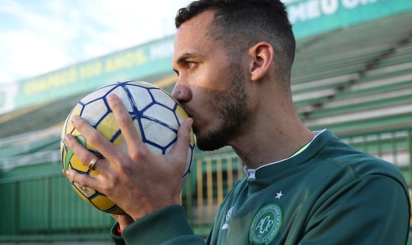 Neto se tornou uma peça importante na vida das famílias das vítimas. (Foto: Globo Esporte)