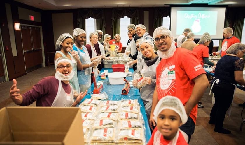 Serão dois dias de mutirão voluntário para embalar as refeições. (Foto: Liquid Church).
