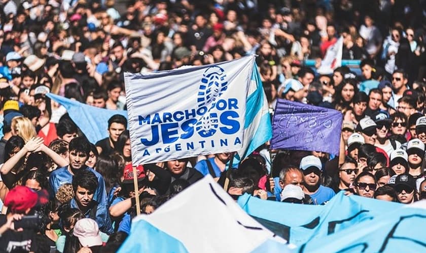 Evangélicos saem às ruas de Buenos Aires para orar por seu país. (Foto: Evangelical Focus)
