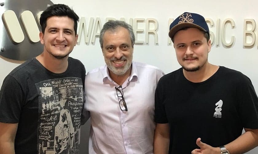 O presidente da Warner Music Brasil, Sérgio Affonso, e a dupla André e Felipe. (Foto: Divulgação).