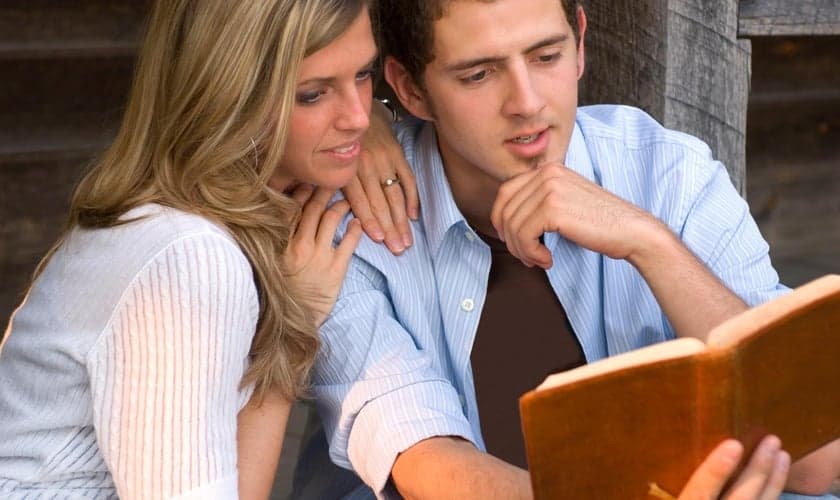 O casal deve buscar a santidade no namoro para permanecer nos propósitos de Deus. (Foto: Reprodução).