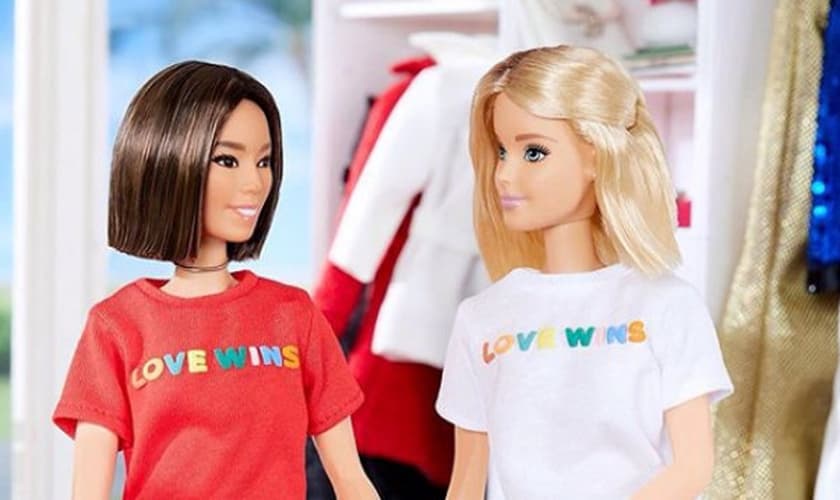 Bonecas da linha Barbie aparecem vestidas com camisas de uma campanha LGBT, que diz "O Amor Vence". (Foto: Instagram)