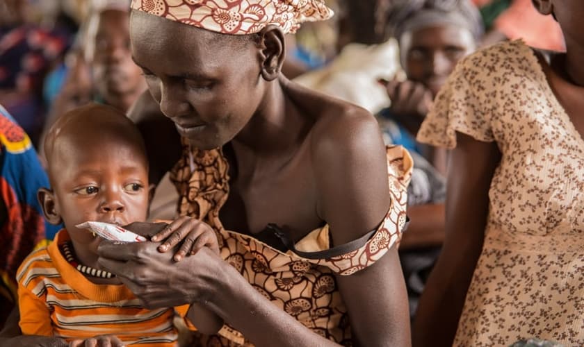 Mãe alimenta criança no Sudão. (Foto: UNHCR Tracks)