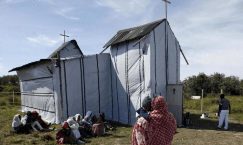 Apesar dessa perseguição, os fiéis continuam a se encontrar. (Foto: Reuters).