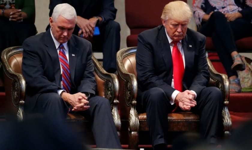 Donald Trump e Mike Pence em oração antes de se dirigirem aos pastores em Ohio, nos EUA. (Foto: Reuters/Jonathan Ernst)
