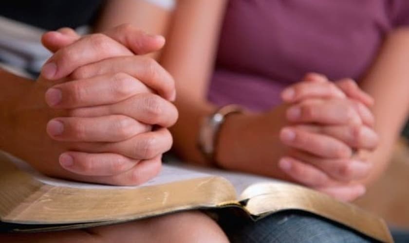Casal medita junto sobre a Bíblia. (Foto: Ministério Nissí)