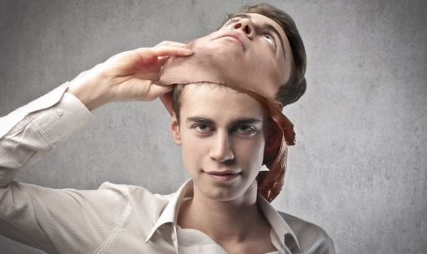 Religiosidade e hipocrisia. (Foto: fr.linkedin.com)