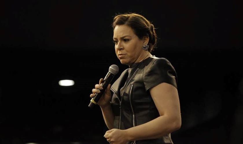 Helena Tannure dirige o culto Fé Meninas, na Igreja Batista da Lagoinha. (Foto: IBL).