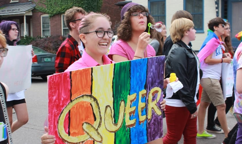 Adolescentes se manifestam em favor da ideologia de gênero. (Foto: Outright Vermont)