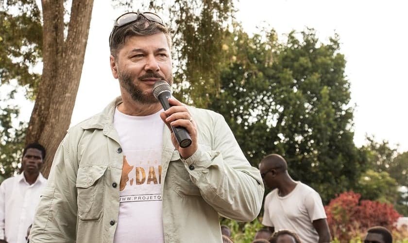 Pastor Joel Engel durante missão na África, através do Projeto Daniel. (Foto: Guiame/Marcos Paulo Correa)