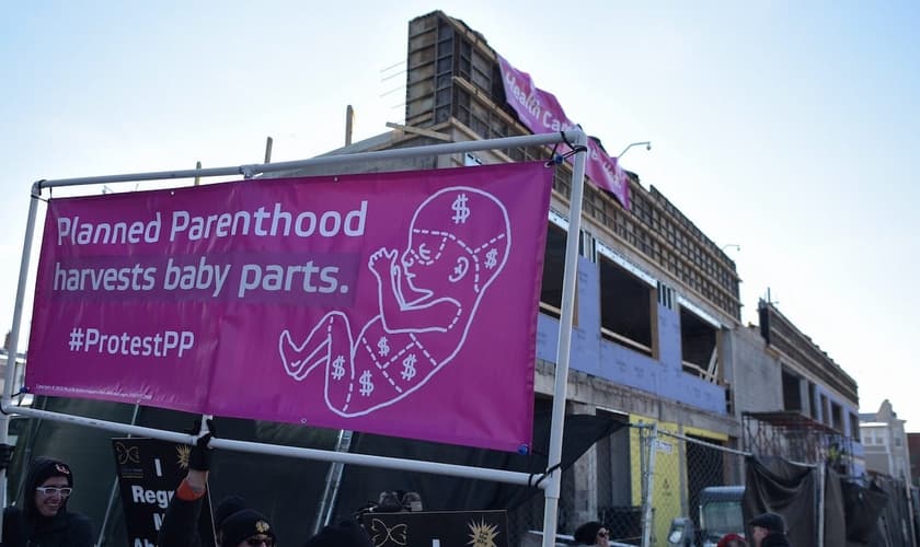 Manifestantes fazem protesto contra a Planned Parenthood nos EUA. (Foto: The Blaze)