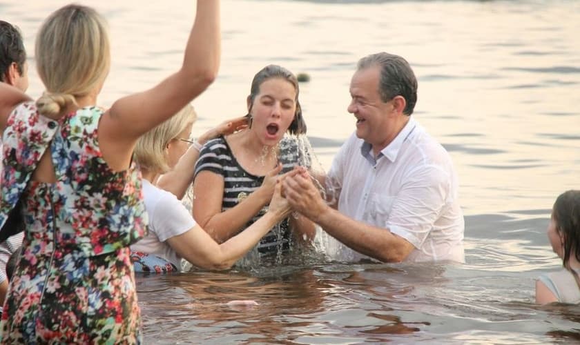 Cerca de 7.420 pessoas foram batizadas às margens do rio Negro. (Foto: Jander Robson)