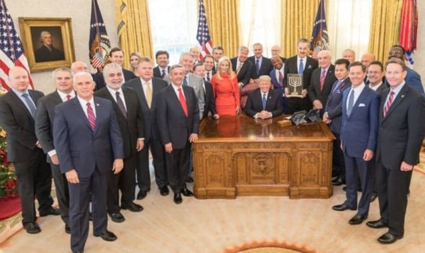 O presidente Donald Trump se encontrou com um grupo de líderes evangélicos no Salão Oval. (Foto: Johnnie Moore) 