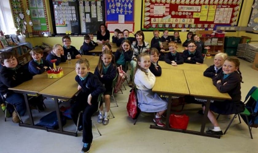 Crianças do ensino fundamental do Reino Unido. (Foto: REUTERS)