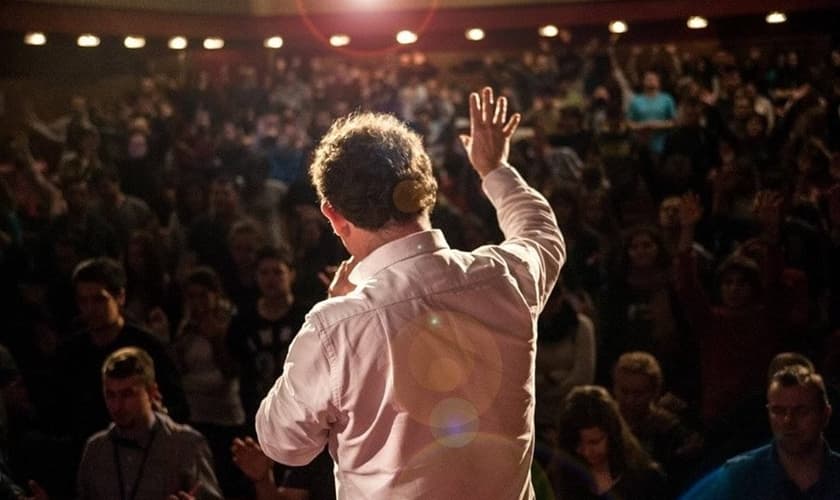 Jonathan passou os últimos 30 anos no evangelismo e cura, falando para multidões de até 300 mil pessoas. (Foto: Reprodução/Facebook/Mission 24)