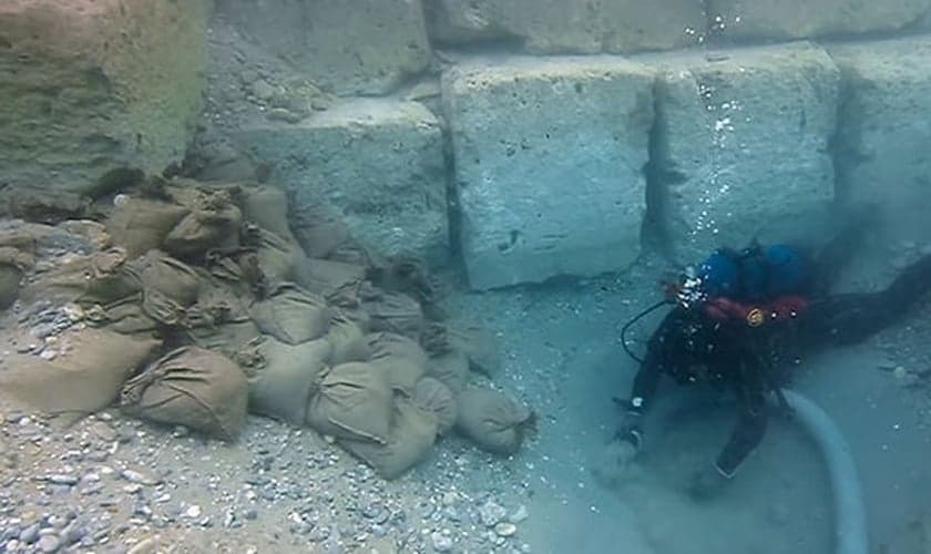 Mergulhador busca vestígios da cidade grega de Corinto. (Foto: Lechaion Harbour Project)
