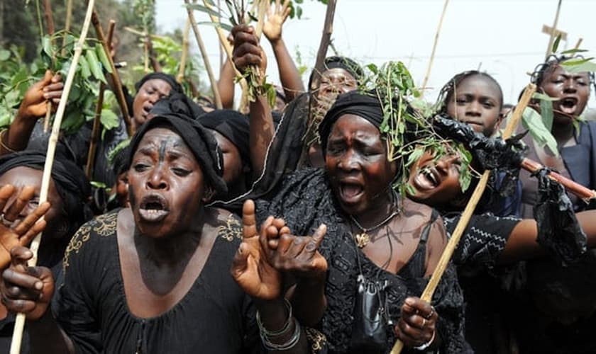 Nigerianos protestam contra a onda de violência perpetrada por grupos terroristas, como o Boko Haram e os Fulani. (Foto: cnn.com)