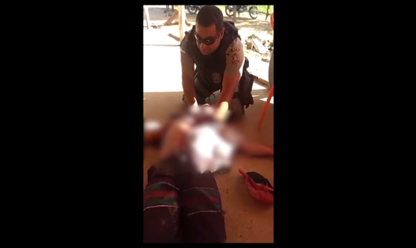 O policial orou por um homem que foi esfaqueado na região da Mata Sul de Pernambuco. (Foto: Reprodução/G1)